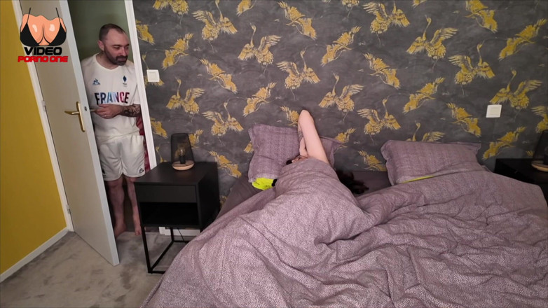 Video Porno One: Eu deixei meu marido foder minha namorada na minha frente