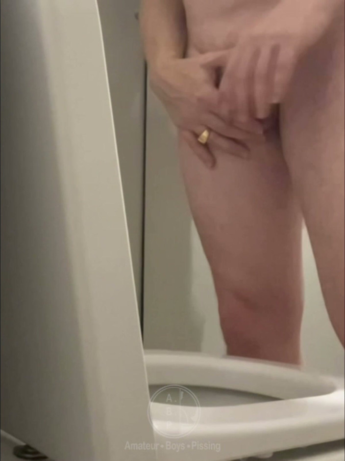 AmateurBoysPissing: Pomocná ruka na veřejných toaletách – téměř chyceni