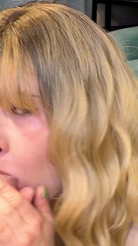 Dolce da una ragazza bellissima