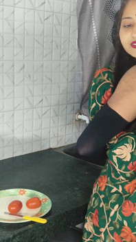 Sexy indický pár si užívá v kuchyni Desi pár má sex v kuchyni