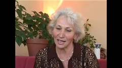 Två mormor fruar med hårig fitta knullad och pissed av två tjurar framför sina män