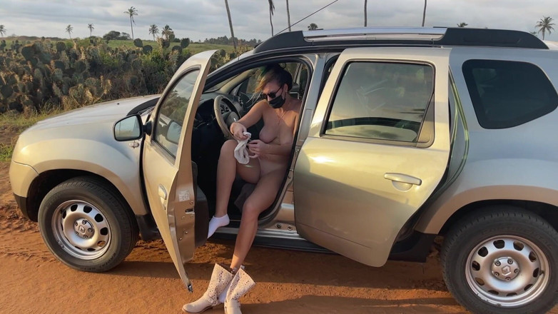 Batty Lux: Esposa desnuda con grandes pechos caminando por la carretera junto...