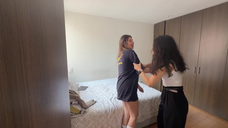 scarlettandc: 二人の女性が満足しようと奮闘する