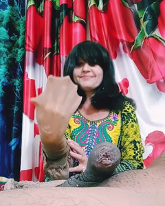 Bolly Karma: Kluk z velkého černého péra svádí svou nevlastní sestru!