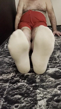 Les pieds du coach Karl dans ses chaussettes blanches [8893]