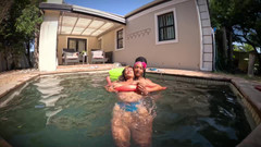 Twisted Nymphs: Twisted मर्दखोर - rosie और pam की सेक्सी पूल पार्टी - भाग 1