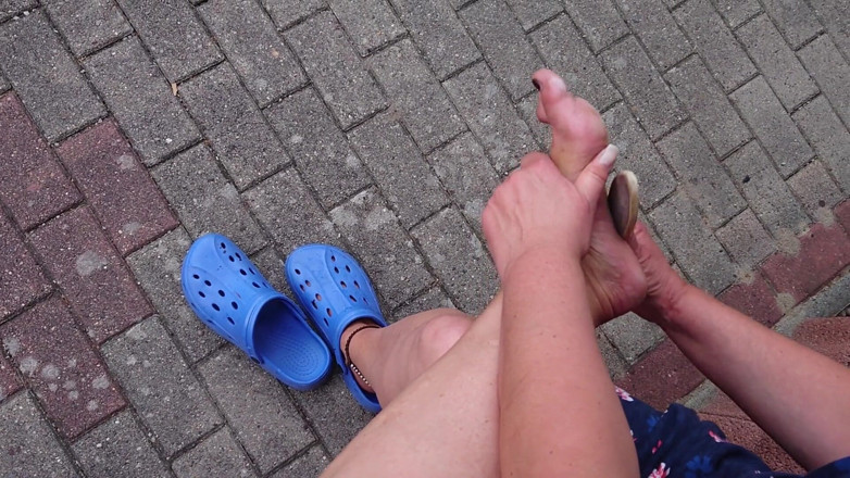 Hot-Pussy66: Outdoor-fußpflege auf dem linken fuß