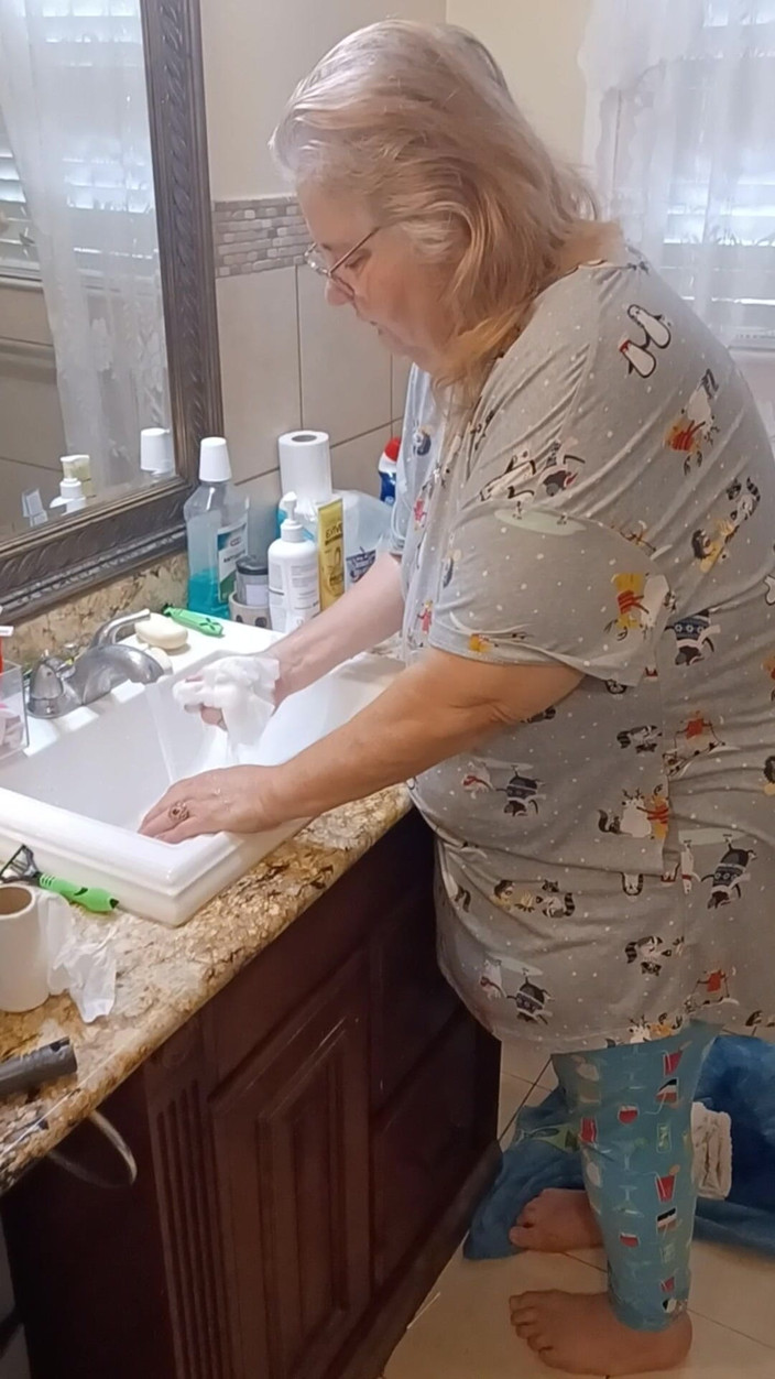 BBW nurse Vicki adventures with friends: Ich wäsche mein weißes oma-höschen für kunden!