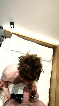 Docela dobrý chlapec Marco si vezme jeho první 9 palcového ptáka