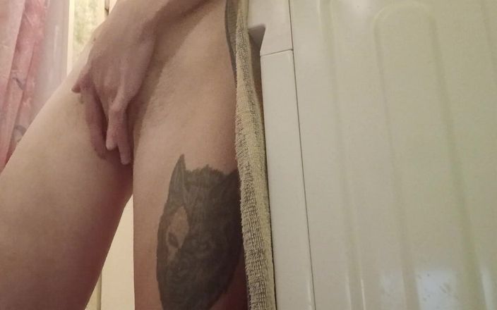 Lesbian-illusion: En lugar de lavar la ropa, comencé a masturbarse cerca...