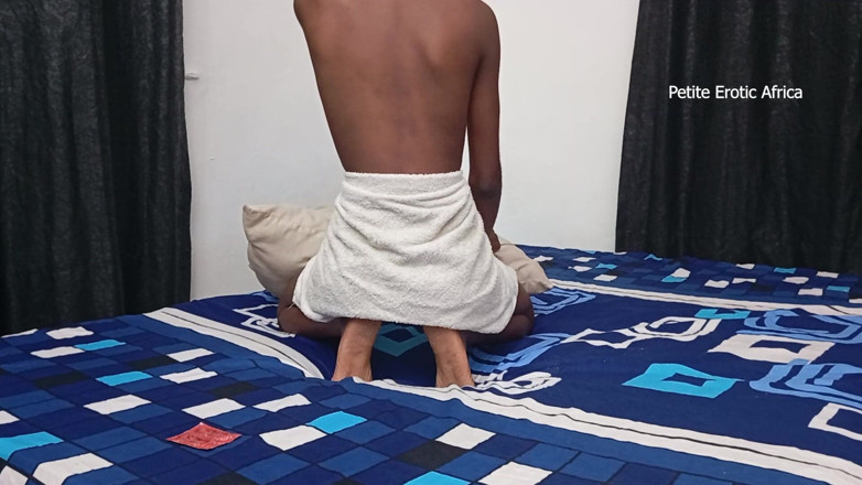 Petite Erotic Africa: Przypięty i ostro zerżnięty
