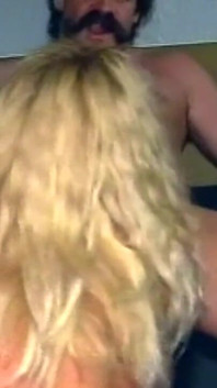 Blond milf pożera kutasa i dostaje tyłek zjedzony na surowo