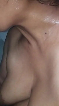 Naibour milf visita para follar y Brest me alimenta mientras se apresura a ir a casa antes de que su esposo llegue a casa
