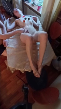 Sushi na menina, sexo na mesa e boquete com bom fim