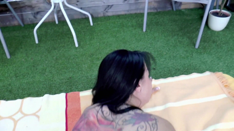 Chubby and horny and more: Tetovaný velký zadek brunetka rozbitá do kundičky v POV