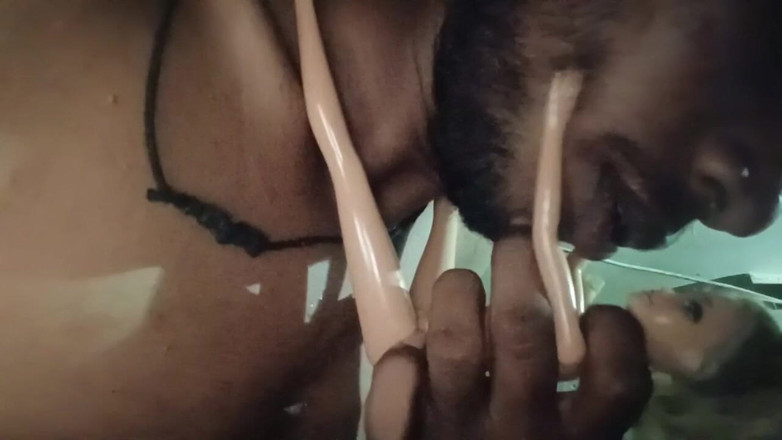 Arvind6355: Boneka seksku berciuman besar dengan tubuh basah kuyul