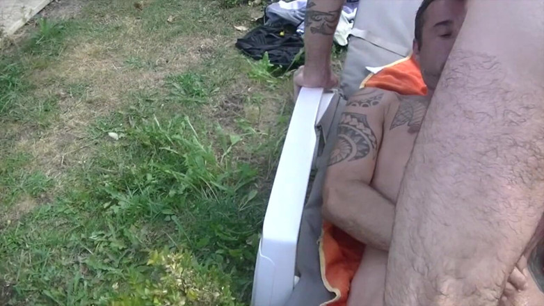 FRENCH HOLES CREAMPIED: Angel Garcai wird im freien roh von Iago gefickt