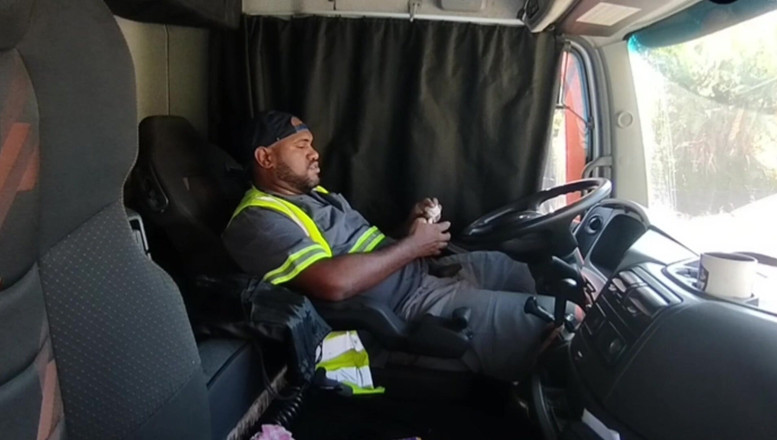 TheBlacKHunterr: All'ora di pranzo mi sono masturbato all'interno del camion