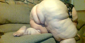 Balançando minha bunda enorme em você enquanto eu solto alguns peidos resmungando