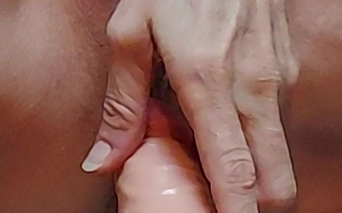 Nipples McGee: Xem tôi bị cái máy đụ của tôi đụ mạnh.
