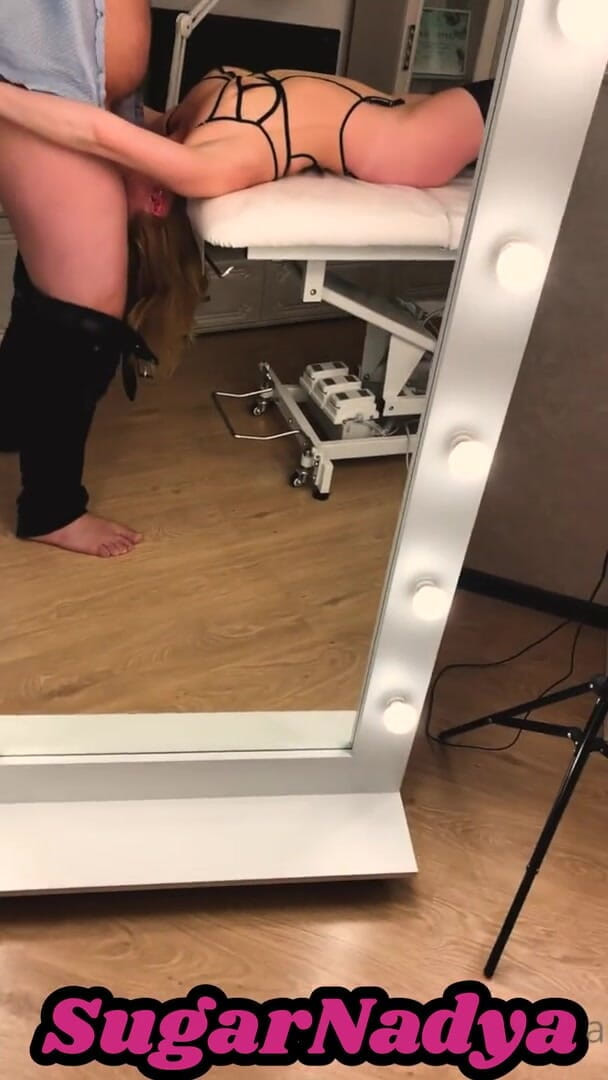 SugarNadya: ロシアのワックス職人は、彼の太いコックから精液を吸うことに抵抗できませんでした