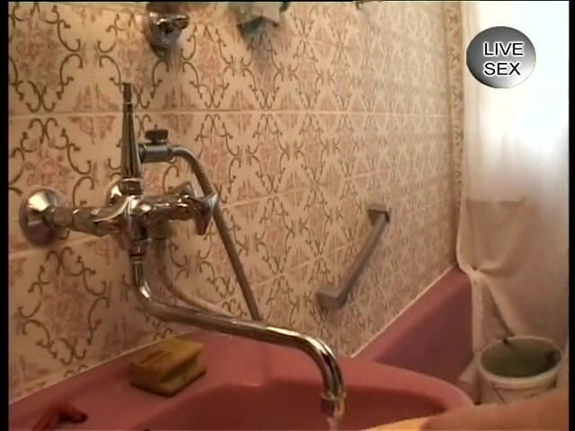 Horny Two really wet MILFs: Tante nakal lagi asik nyepong kontol di kamar mandi