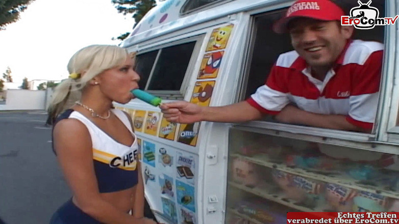 EroCom: Gadis kampus kurus rambut pirang dengan toket kecil diajak ngentot...