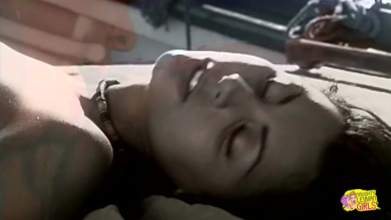 Naughty Lesbian Girls: Wunderschöne brünette und ihre lesbische freundin in bikinis haben sex...