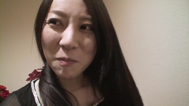 Asian Mature Climax: Zabawy na schodach pokazując jej pakiet