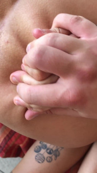 Tipul dă tot ce are mai bun pentru a satisface două frumuseți într-un sex în trei