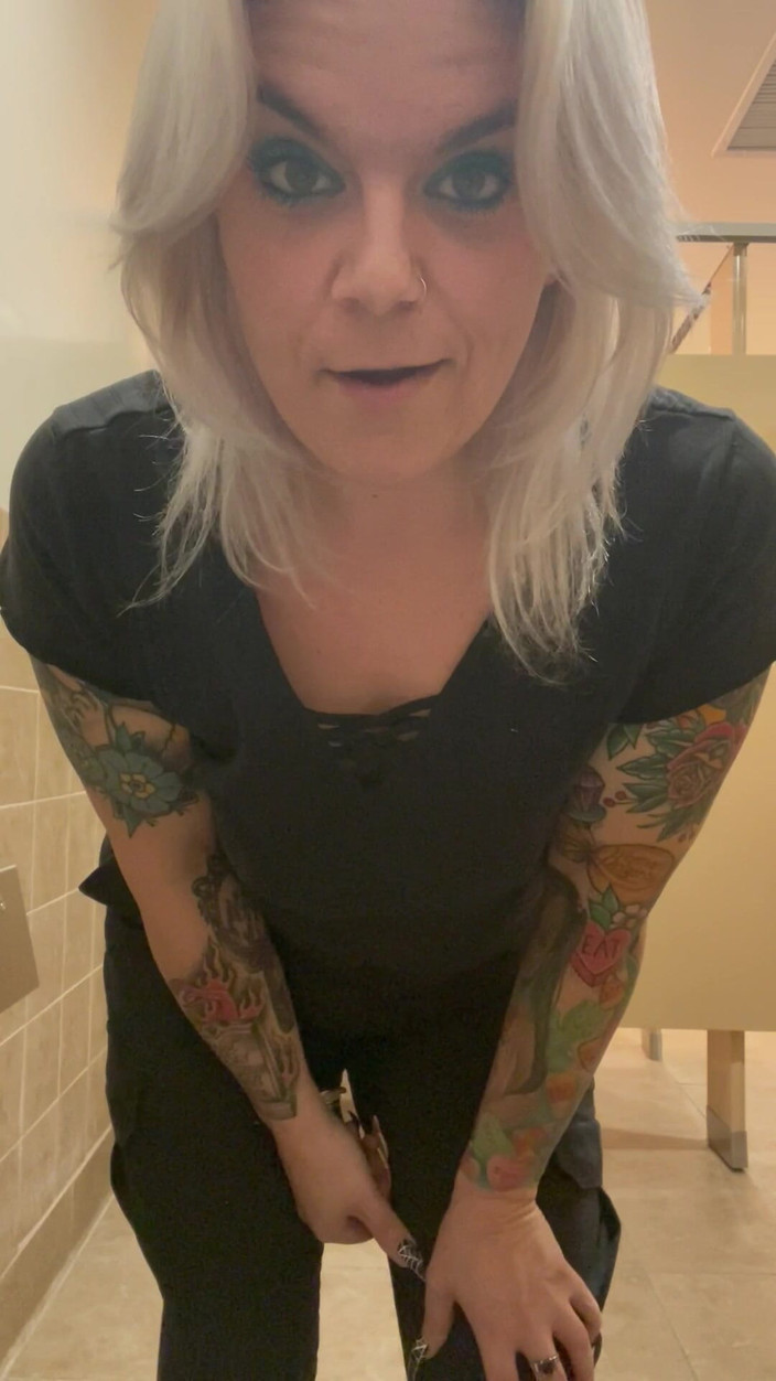 CherryBombBomb: Mijn kontplug in op het werk zetten