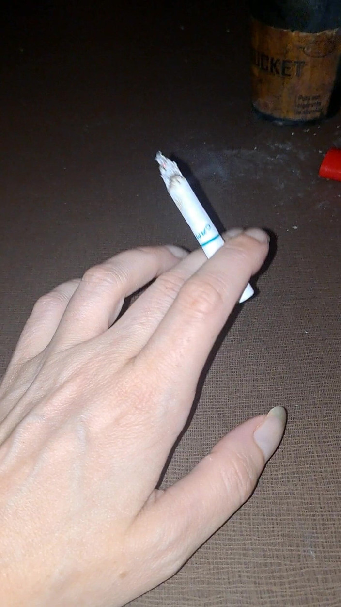 Naughty alchemy: Dlouhé nehty a cigareta