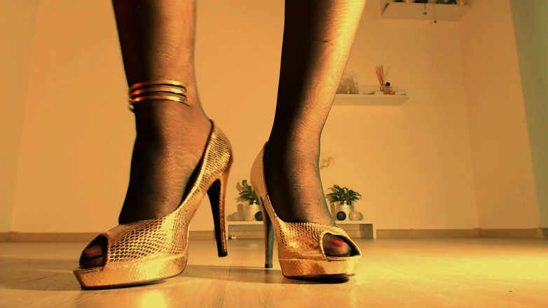 LegsOnHeels: Pakai stoking nilonku sebelum mulai menggoda