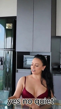 Sexy paroháč poslouchá, jak její manžel kouří další v obývacím pokoji