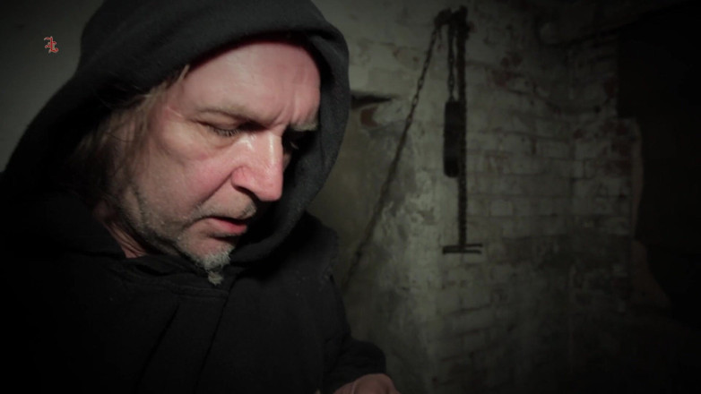 Inquisition and prison world: Pinze sul corpo di una strega gemendo legata