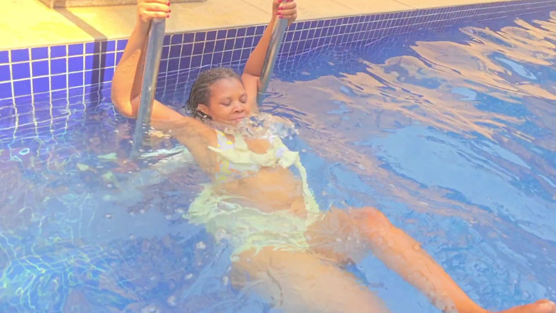 Jocci lena: Mulher rica se masturba em sua piscina