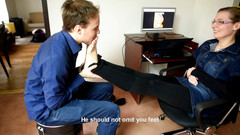Czech Soles - foot fetish content: 正在检查性感脚的员工
