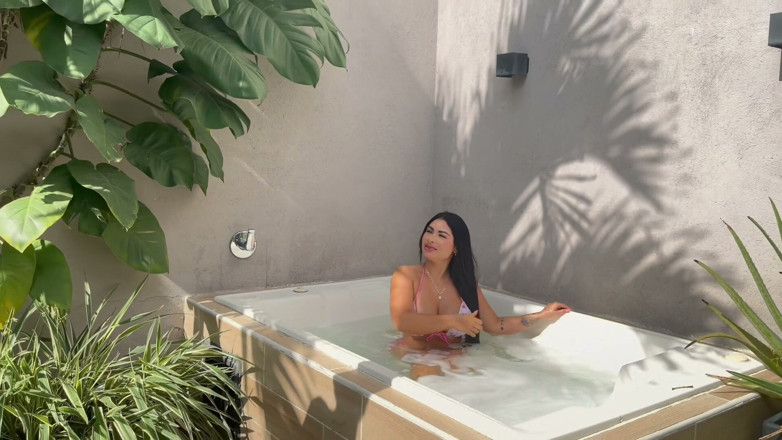 AlejandraPalacios: Jag Tillbringar Eftermiddagen Med Min Pojkväns Bästa Vän I Jacuzzin...