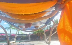İnsanlar yanındayken country club havuzunda şezlongunun altında gizlice boşalıyor