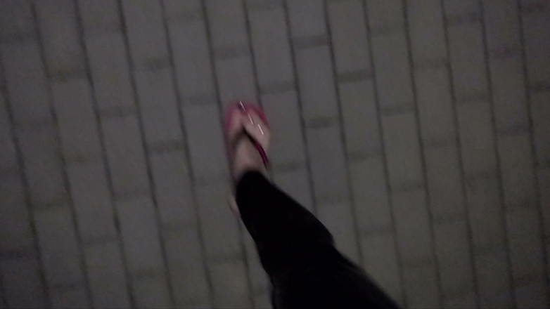 Heelex: Crossdresser en chanclas sexy y leggings de látex