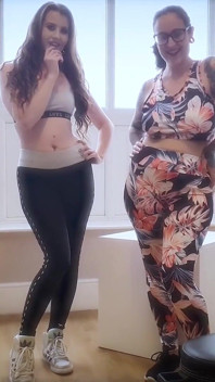 Elizabeth Honey i Brooke Logan pracują razem