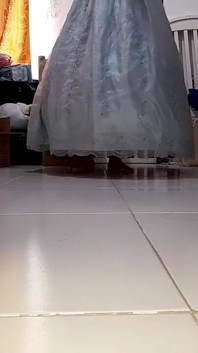 Crossdresser Asia muncrat memakai gaun pengantin satin dan gaun peler