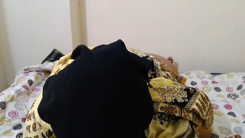 Aria Mia: Пасынка делят на кровати, когда отчим был в соседнем номере в отеле