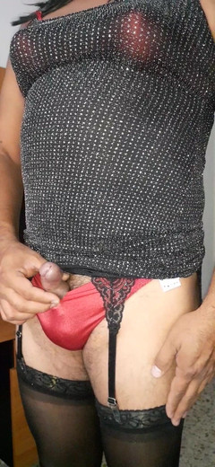 Sexy shinny clothes: Schwarzes kleid und rote satin-dessous