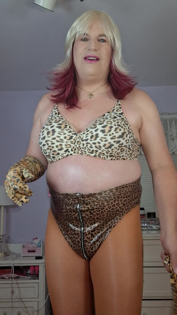 Victoria Lecherri: Je Suis En Mode Cougar Complet!