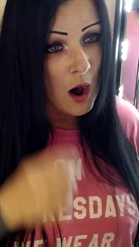 Yawning MILF macht Make-up / nägel etwas chat