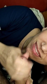 Quickie! Pipe sur le canapé et éjaculation dans la bouche