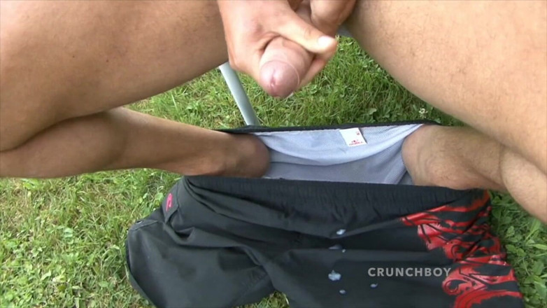 Crunch Boy: Chico heterosexual exhib su polla en el jardín