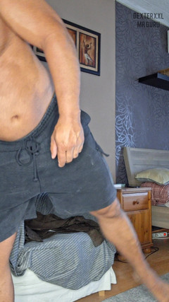 Dexterxxlfun: Vücut geliştirmeci yarağıyla oynuyor. Baba emiyor