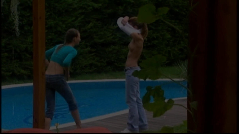 Deutschland porn: Azgın lezbiyenler havuzda sikişiyor